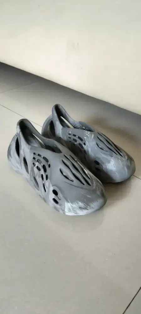 Sepatu sandal Adidas YZY Foam Original