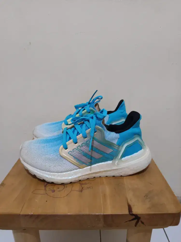 Sepatu adidas ultraboos biru