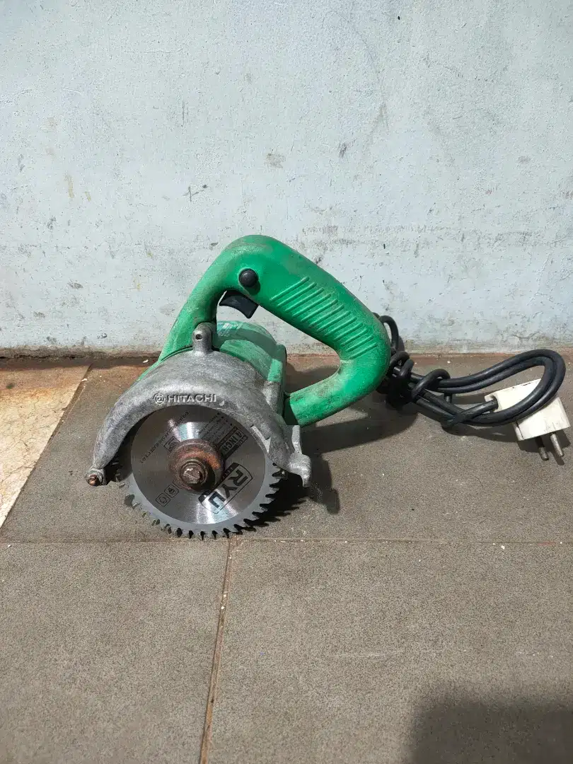 circular saw m.potong kayu hitachi cm4sa2