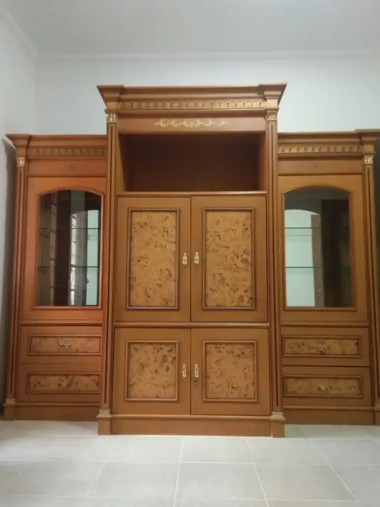 Dijual Lemari TV, Sofa Kondisi Bagus