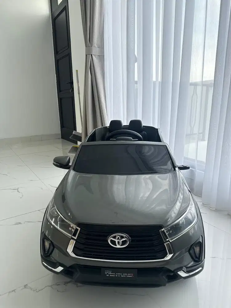 Mobilan anak Innova Venturer Pmb M7288 Abu-abu
