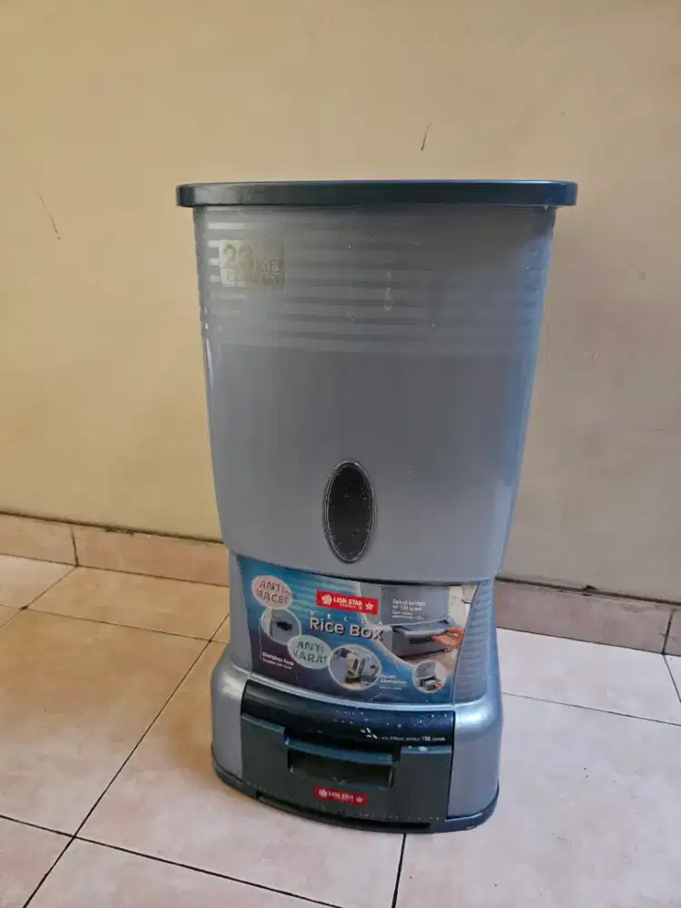 Tempat Penyimpanan Beras Lion Star 23 kg