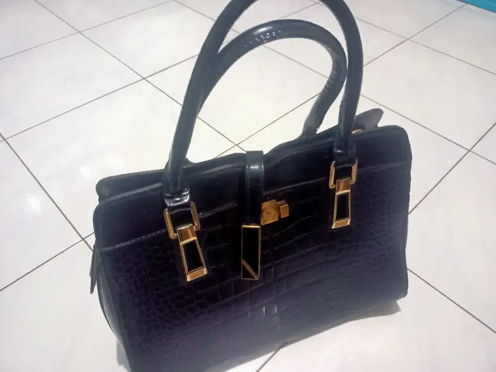 Tas wanita warna hitam
