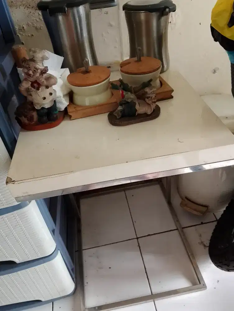 Menjual meja sudut dari Informa