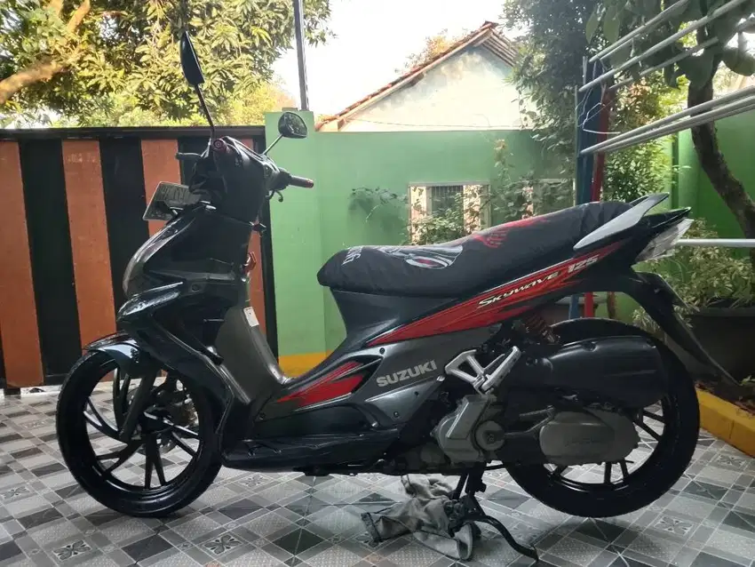 Skywave 125 merah hitam