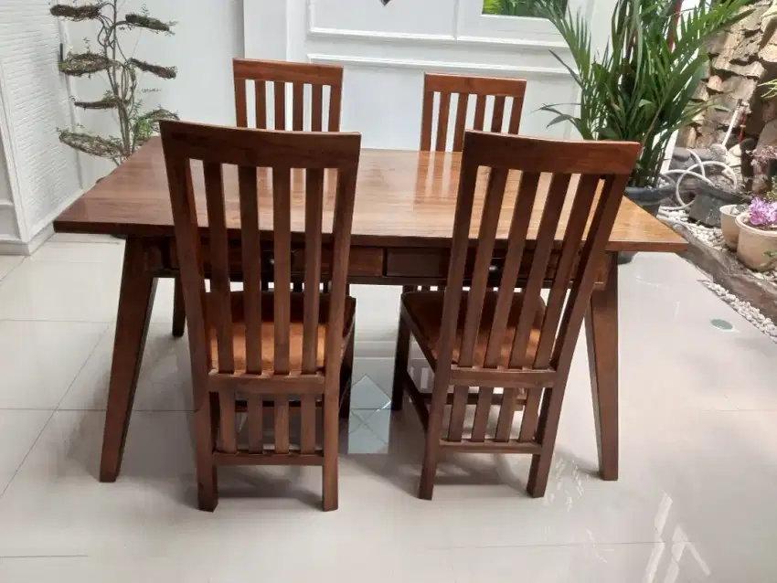 1 set meja makan (4 kursi)
