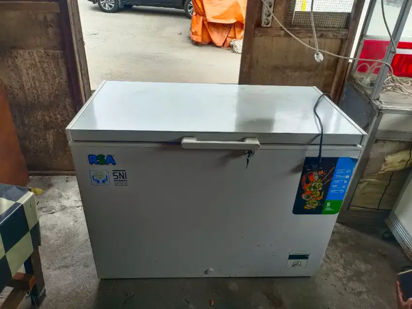 Dijual freezer bekas uk. 310 L