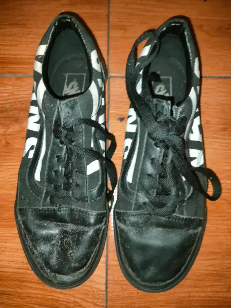sepatu sport hitam branded size 37
