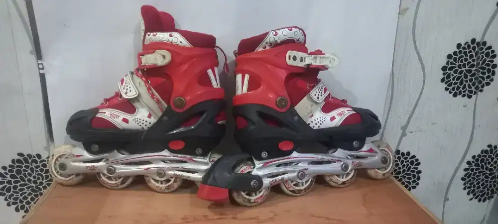 Sepatu Roda Warna Merah