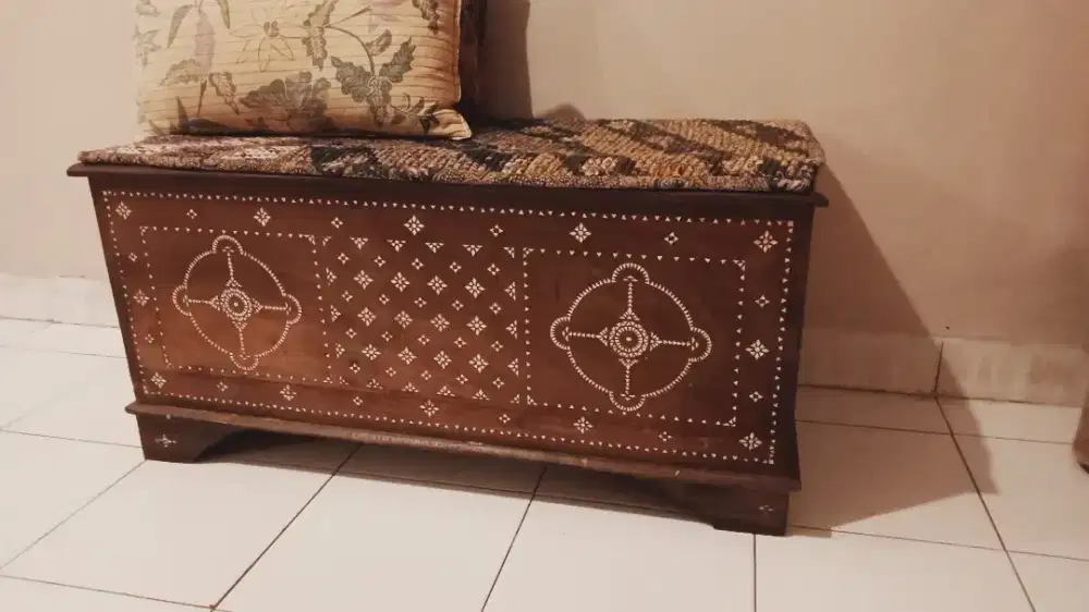 Peti kayu kuno hiasan kerang tanam