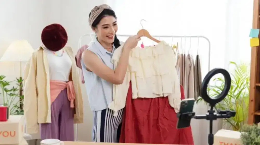 Dibutuhkan segera karyawati untuk host live / packing