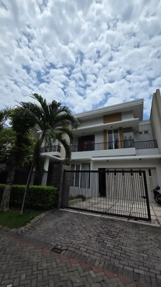 DISEWAKAN Rumah Mewah Siap Huni GRAHA FAMILI Blok O dekat Supermall