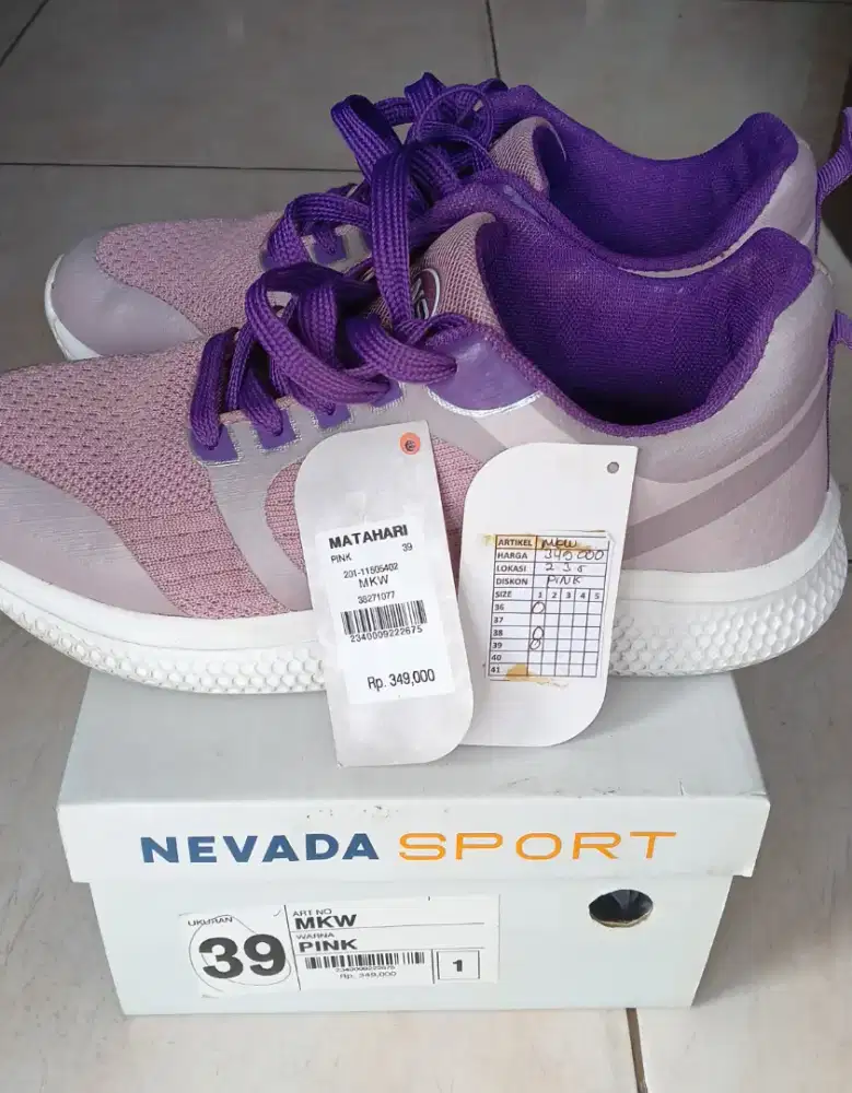 Sepatu olahraga wanita