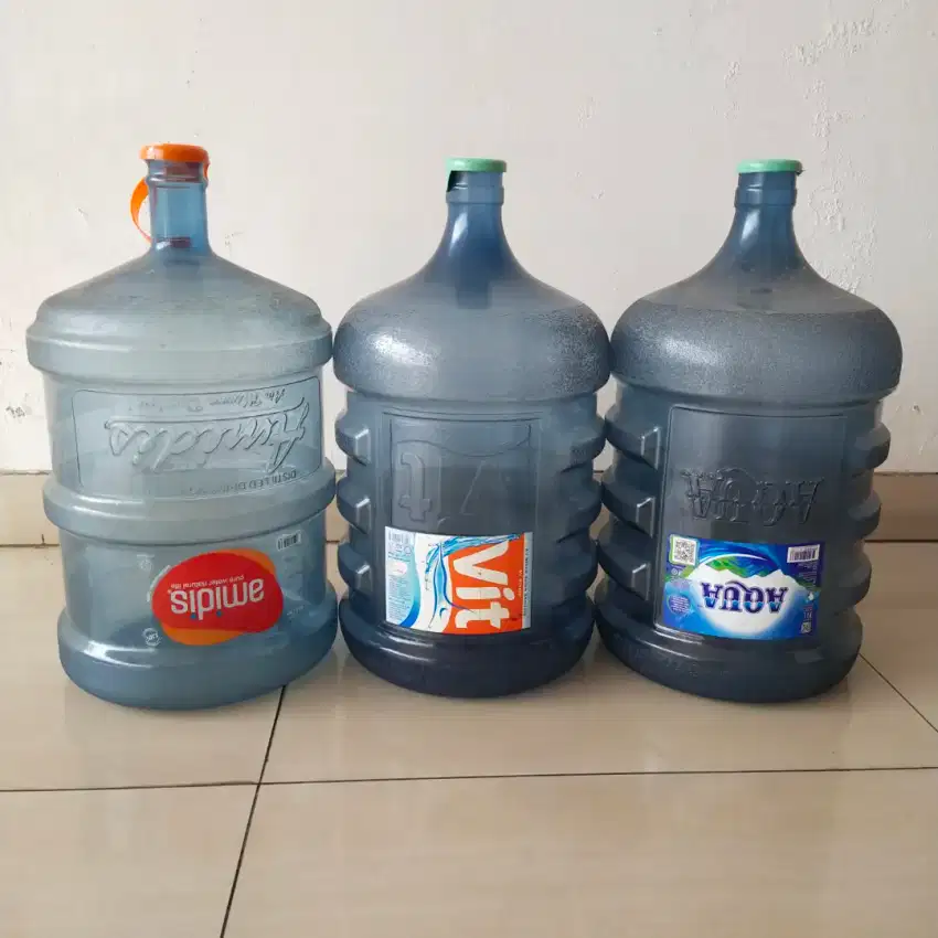 Galon air isi ulang ada 3 galon