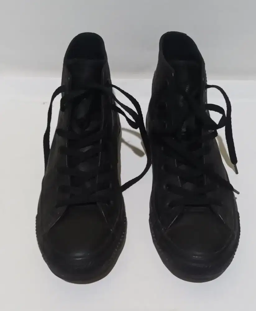 Sepatu Converse high kulit size 38
