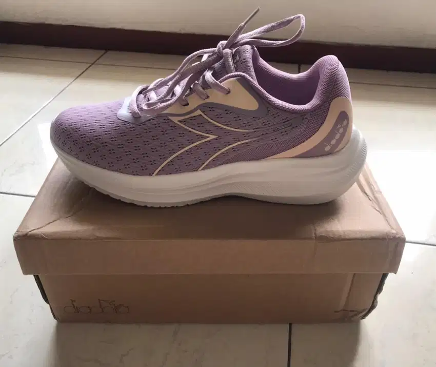 Dijual sepatu womens running diadora baru