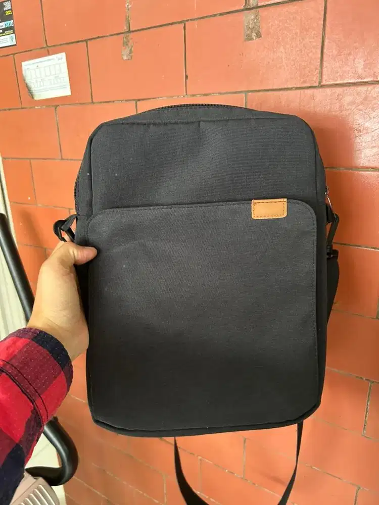 Tas laptop selempang macbook 10-13 inch sling bag like new