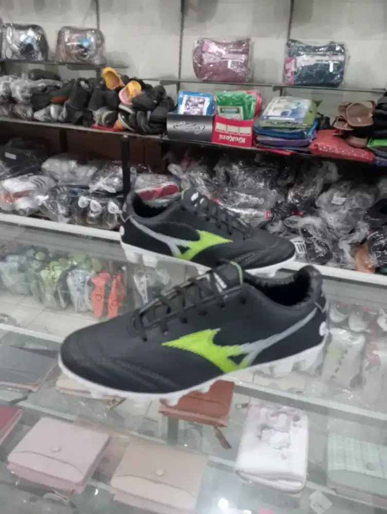Sepatu sepak bola promo