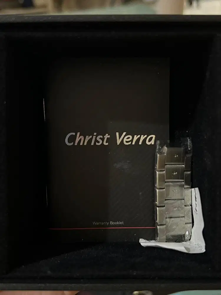 Jam baru belum pernah dipakai