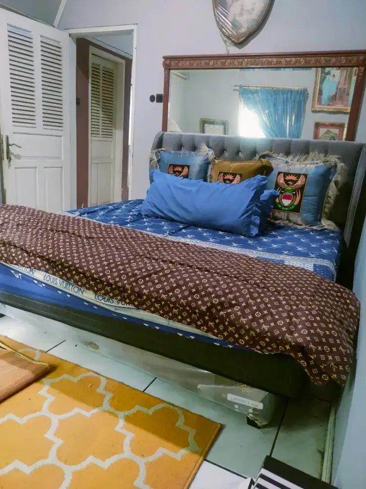 Spring Bed Merk Aline Gold Latex. King Size Masih Seperti Baru