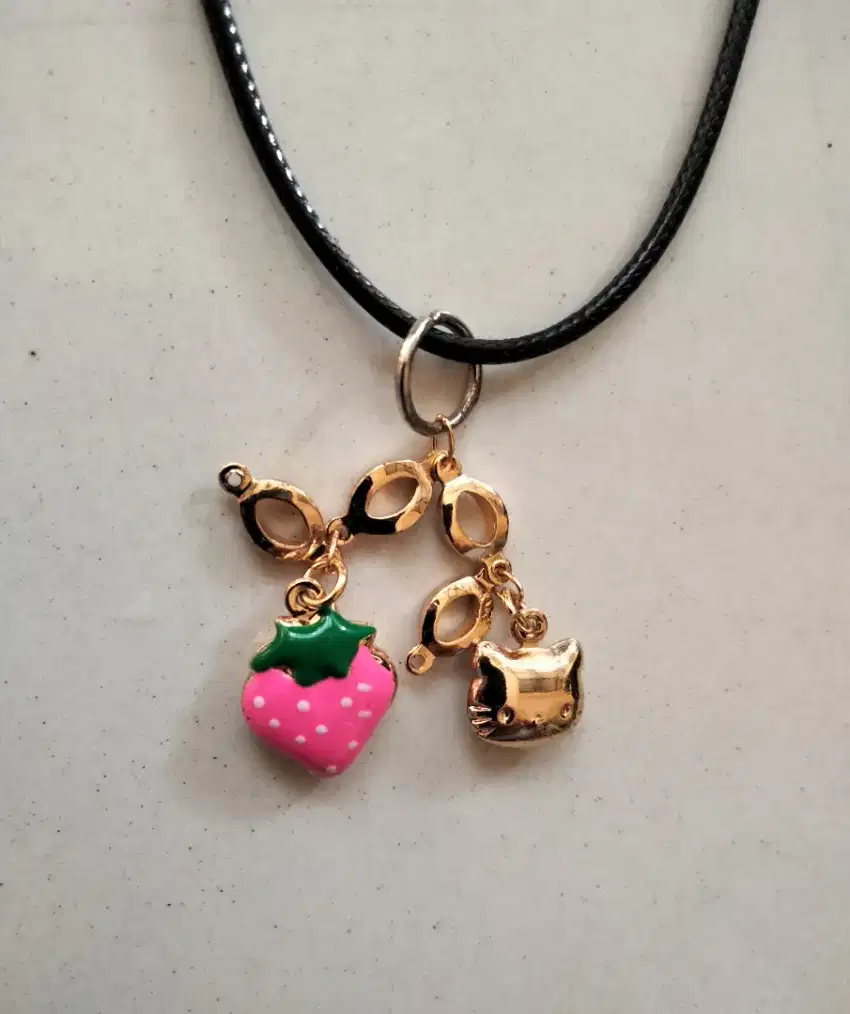 Bandul kalung hello Kitty strawberry