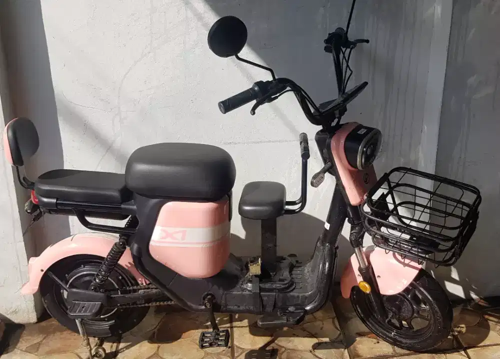 sepeda listrik Genio X1 Pink