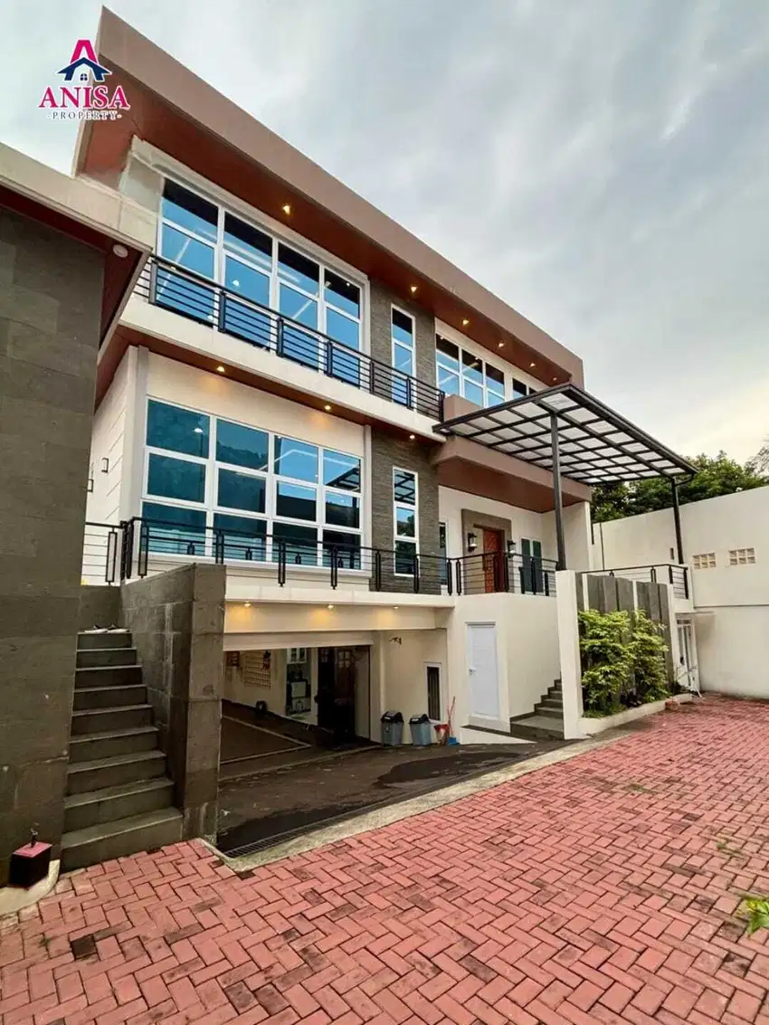 RUMAH MEWAH KEBAGUSAN DENGAN PRIVATE LIFT