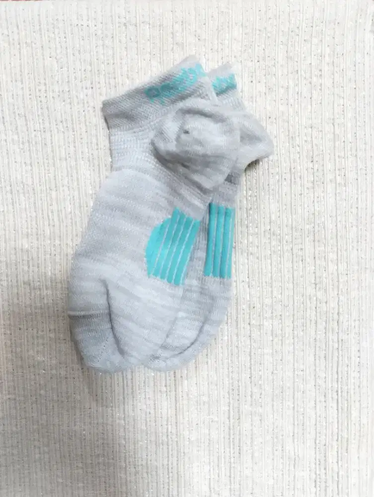 Kaos kaki abu abu muda Reebok ori