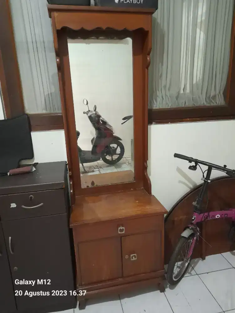 Meja rias atau tualet