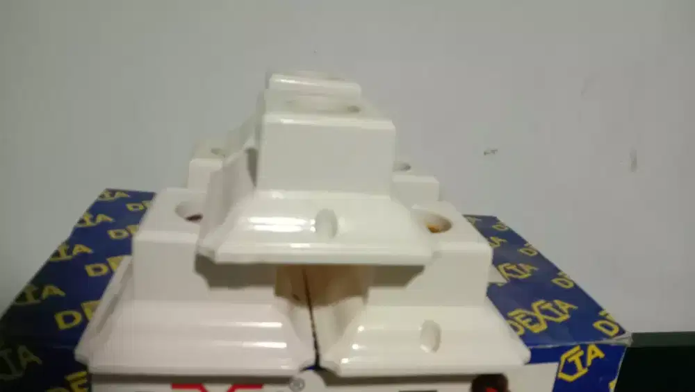 Fitting lamp kotak merek broco