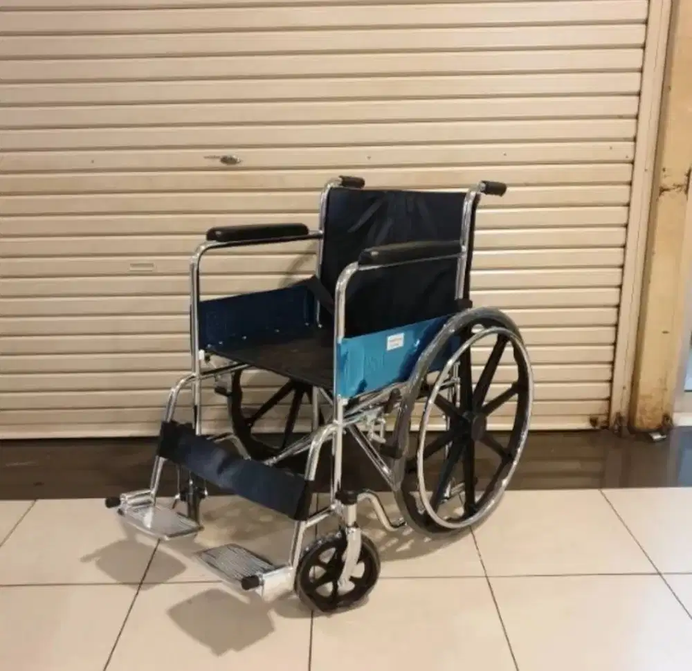 Kursi roda standar rumah sakit