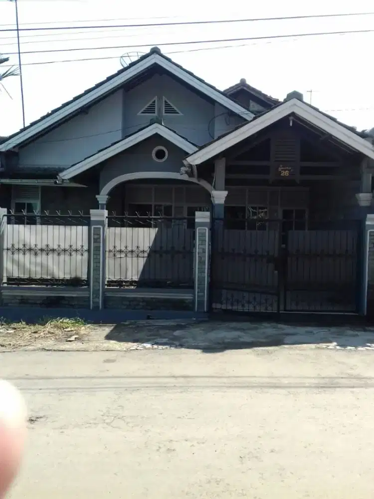 DI JUAL RUMAH STRATEGIS 2 TINGKAT  PINGGIR JALAN RAYA MURAH