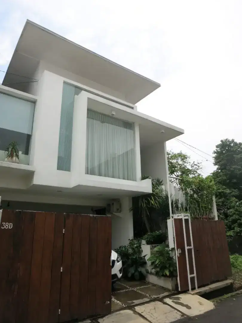Dijual rumah 2.5 lantai di Pejaten Barat Jakarta Selatan siap huni