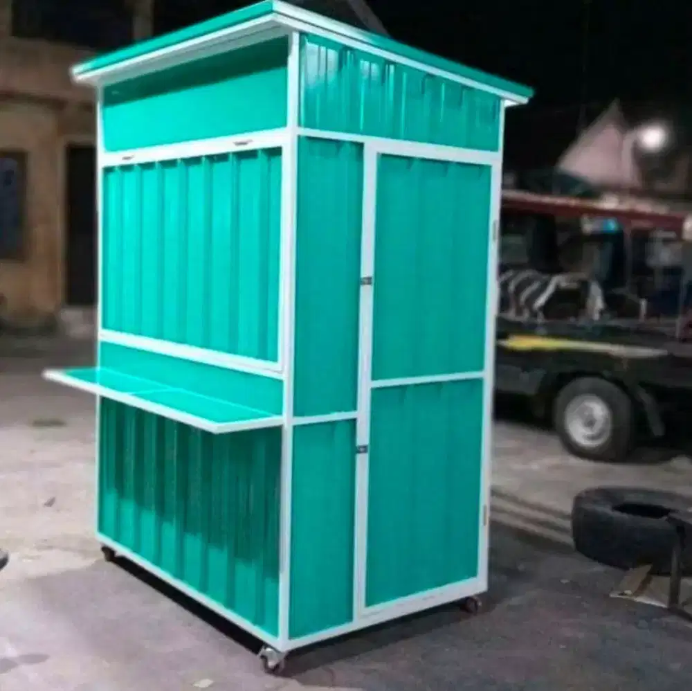 Pramuniaga stand minuman