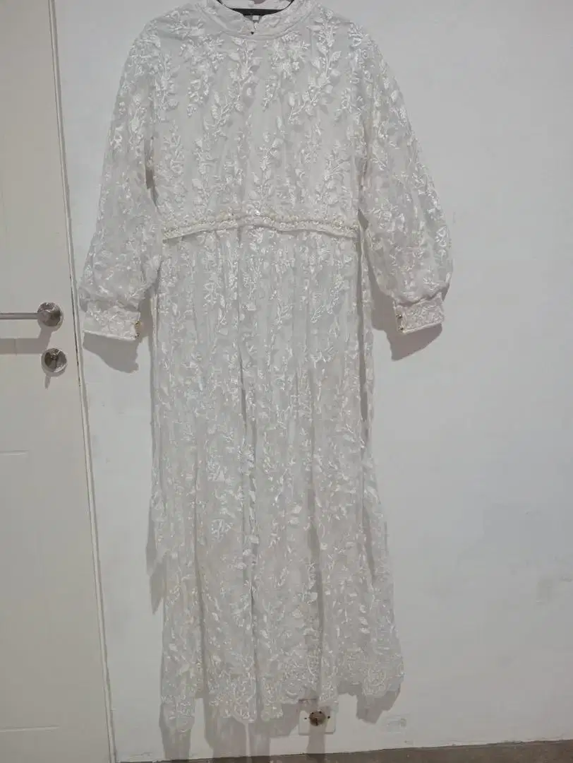 Dress panjang butih brukat timbul