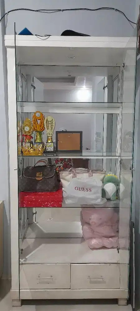Lemari kaca cat daco putih