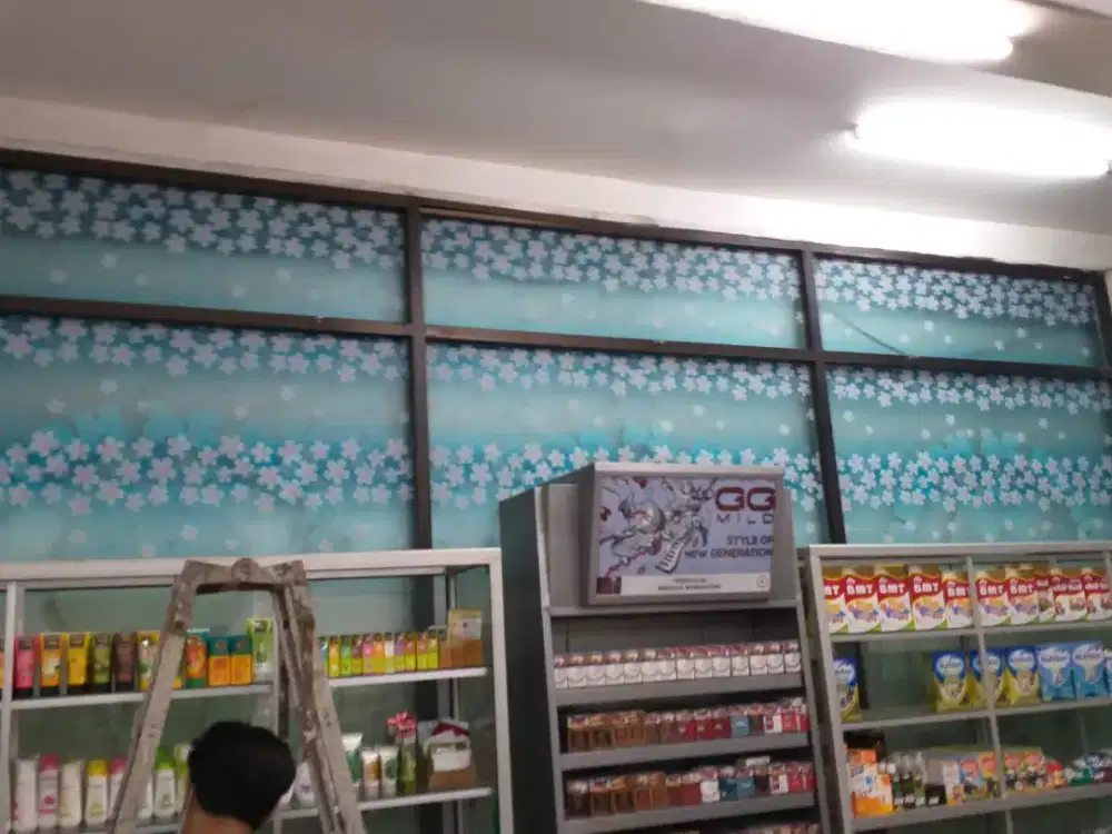 Stiker sanblas motif cantik dipasang dibagian seluruh ruangan