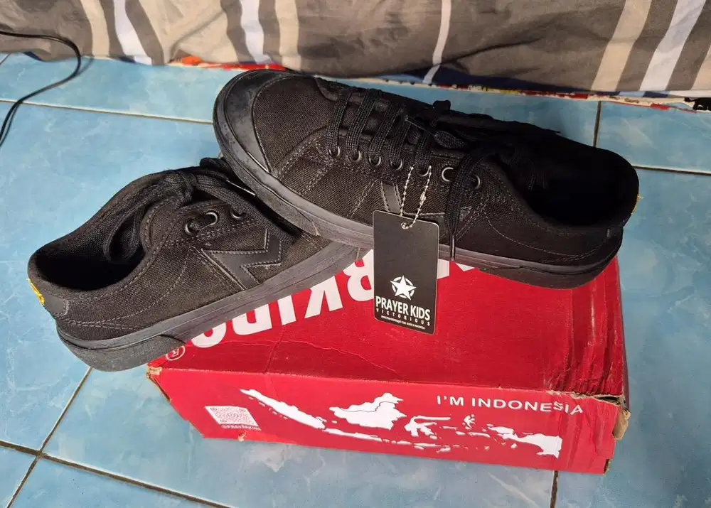 Sepatu hitam size 41 sekolah/style
