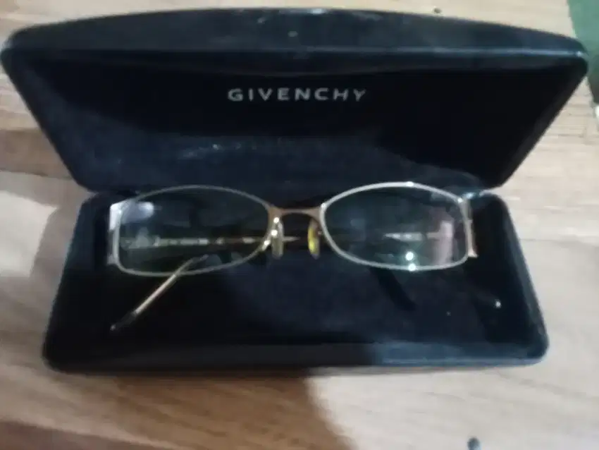 KACAMATA GIVENCHY PRELOVED