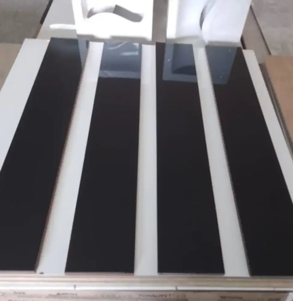 Plin granit ukuran 10x60 hitam glossy