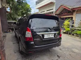 Toyota Kijang Innova Inova Reborn V Matic AT Tahun 2013 Hitam , 2012