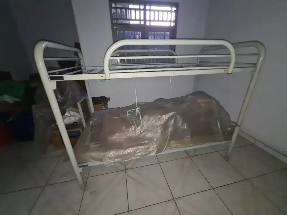 Bunk bed besi antik