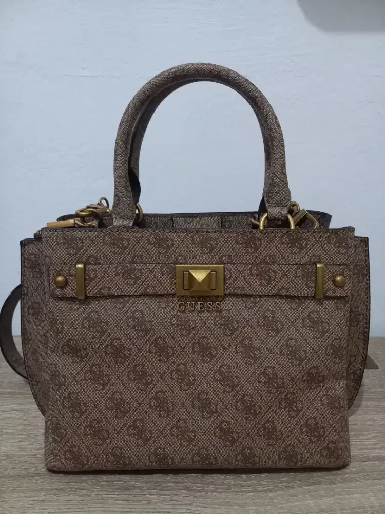Tas wanita merek guess