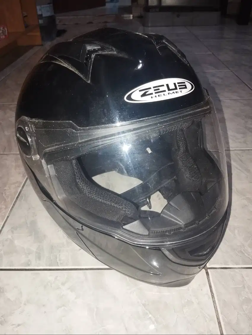 helm zeus model fullface umur sudah 2 tahun tapi masih mulus