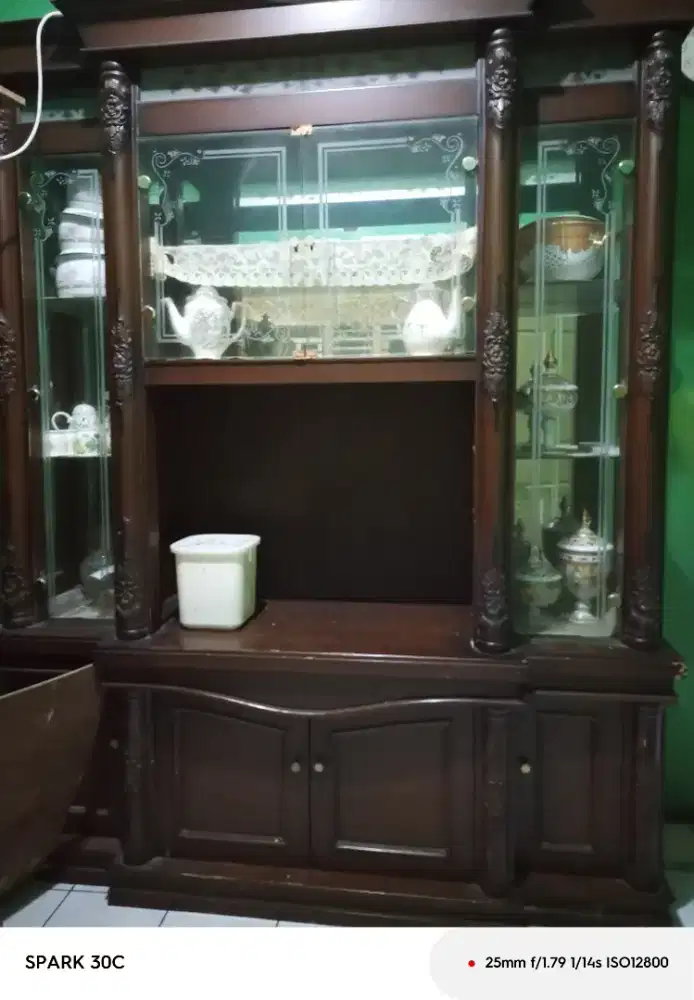 Lemari Kaca kayu