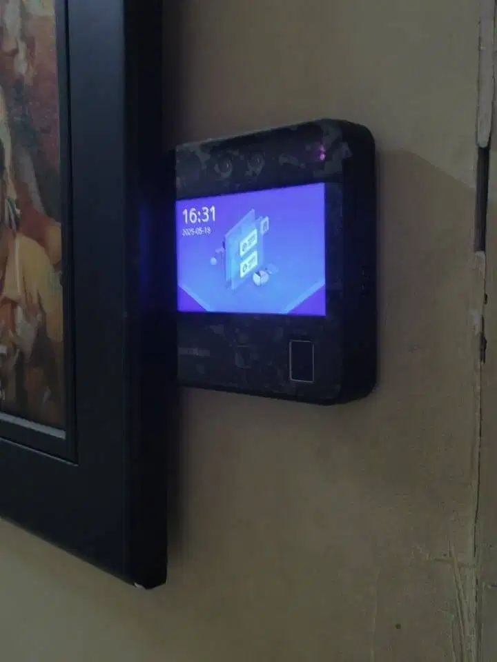 Accesdoor lock wajah dan sidik jari