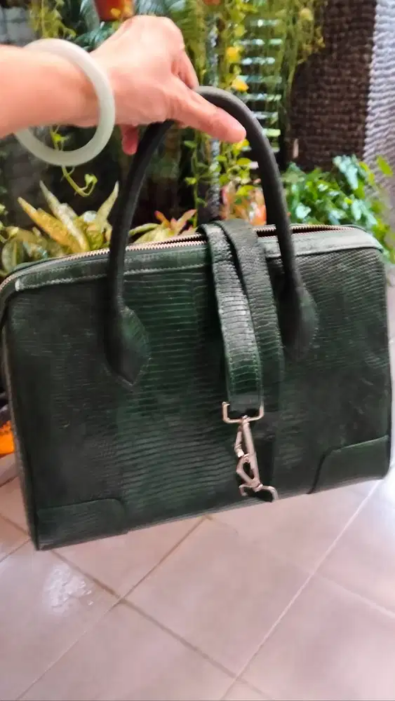 Jual tas kulit. Kondisi BAGUS. TERAWAT. JARANG PAKAI..