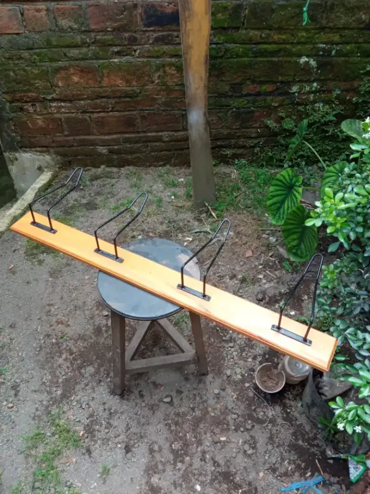 Rak / gantungan helm