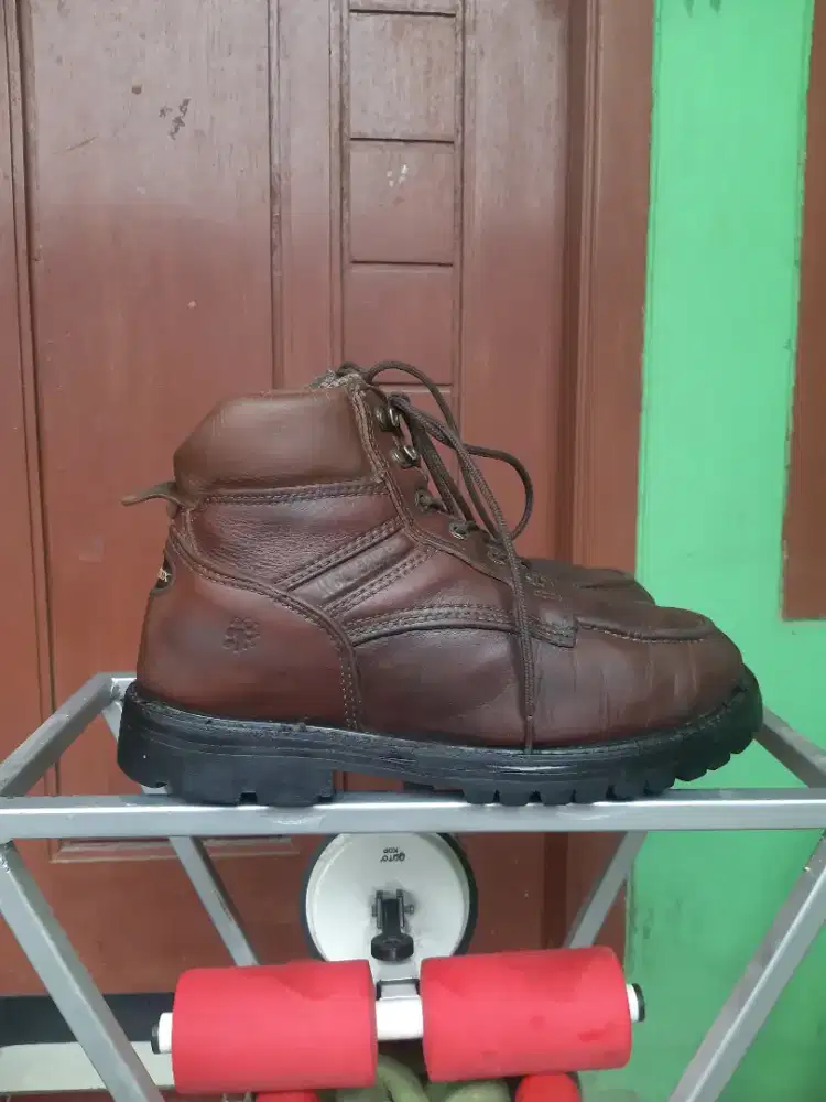 Wolverine bots size 42,42,5 dan 44