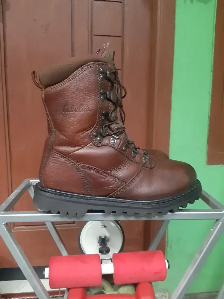 CABELAS boots size 42 dan 41